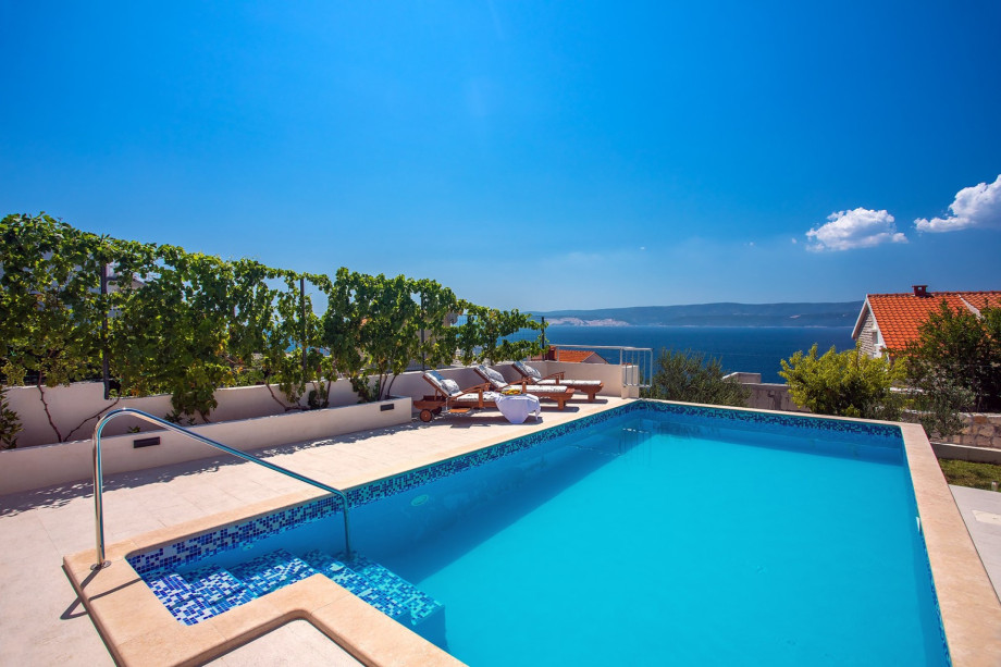 Enjoy in sea and island view from the pool area