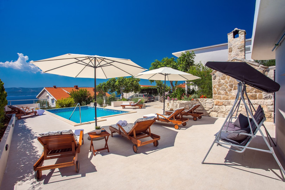 Private 30msq heated pool, 8 lounge chairs in natural shadow, 90m from the sea