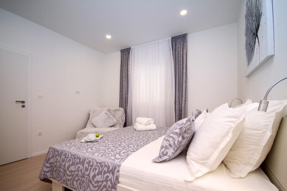 Bedroom No1 with en-suite: double bed 180x200, AC - ground floor