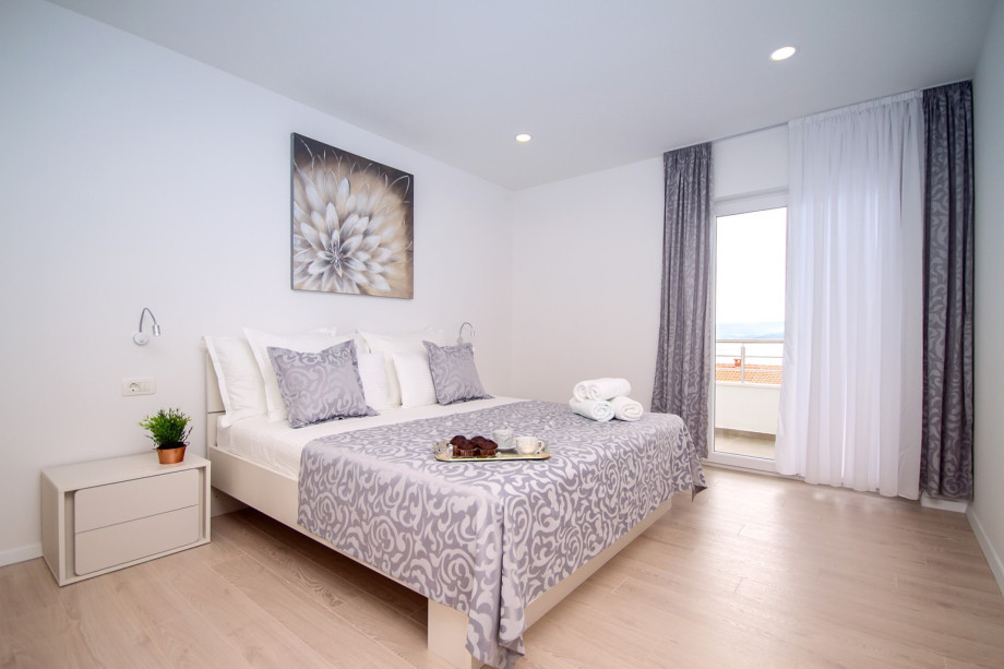 Bedroom No4: double bed 180x200, AC, bathroom shared with bedroom No5- 1st floor