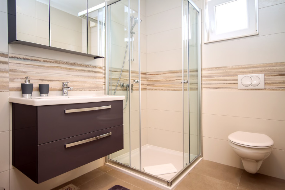 Bathroom with shower, between bedroom No4 and No5