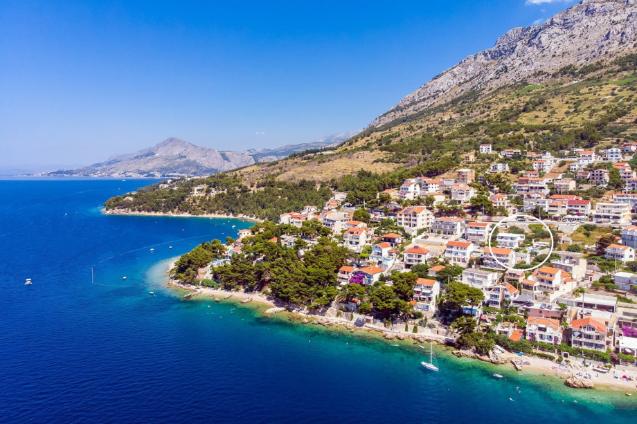 Ideal location of the property, only 90m from the beach, open sea view