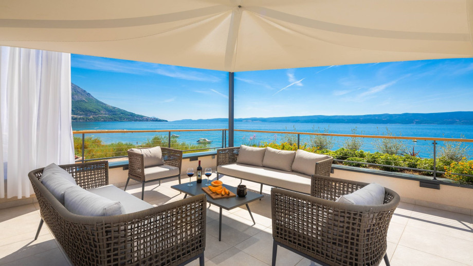 Dachterrasse mit Lounge-Sitzbereich und Whirlpool mit freiem Blick auf die Adria