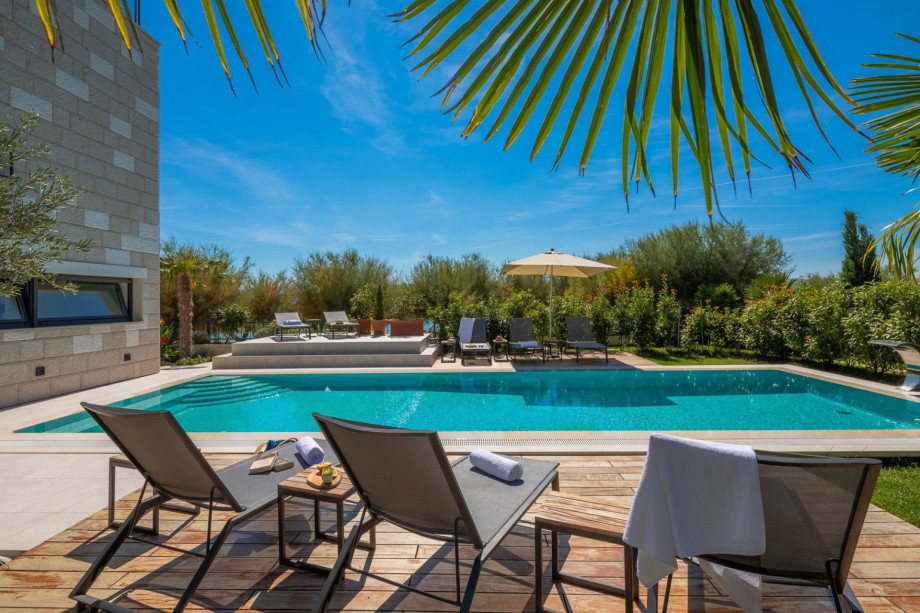 Privater Außenpool 12m x 5m am Sandstrand gelegen