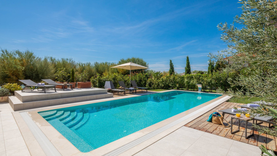 Einzigartige Lage am Sandstrand mit privatem, mit mediterranen Pflanzen eingezäunten Pool
