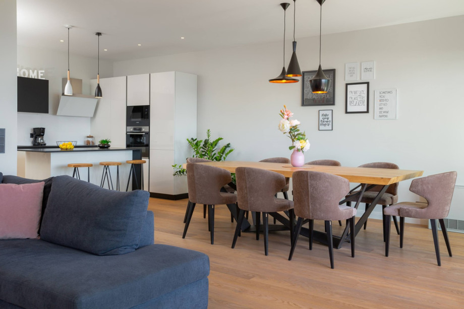 Luxuriös eingerichteter Wohn- und Essbereich mit Glaswand zur Meerseite, 1. Etage