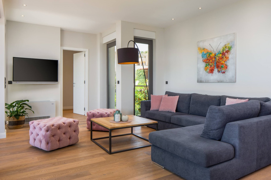 Spacious and carefully decorated living and dining area with fully equipped kitchen