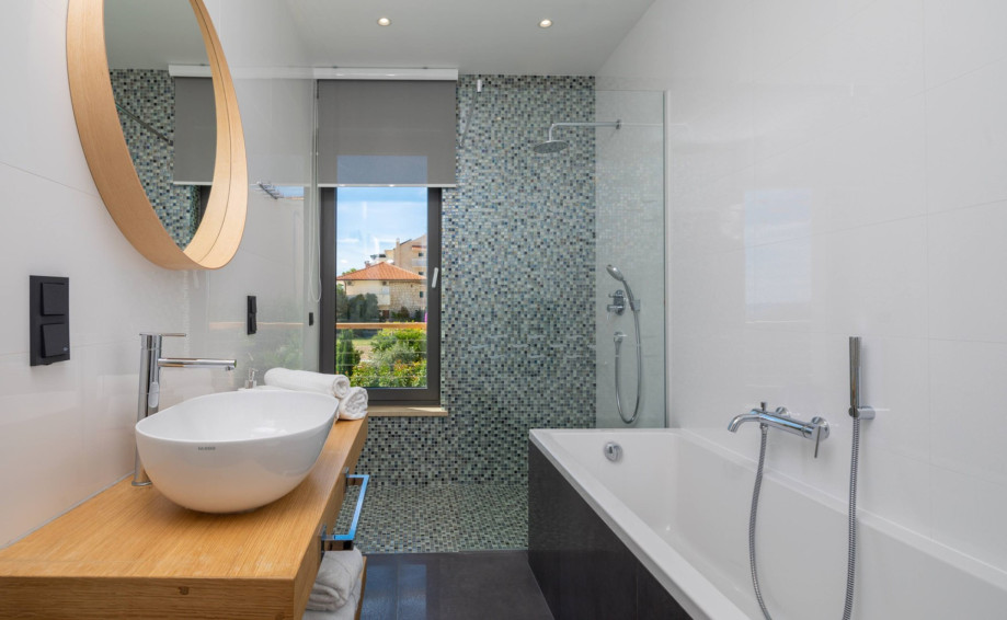 En-suite Badezimmer mit Dusche und Badewanne im Schlafzimmer Nr. 1