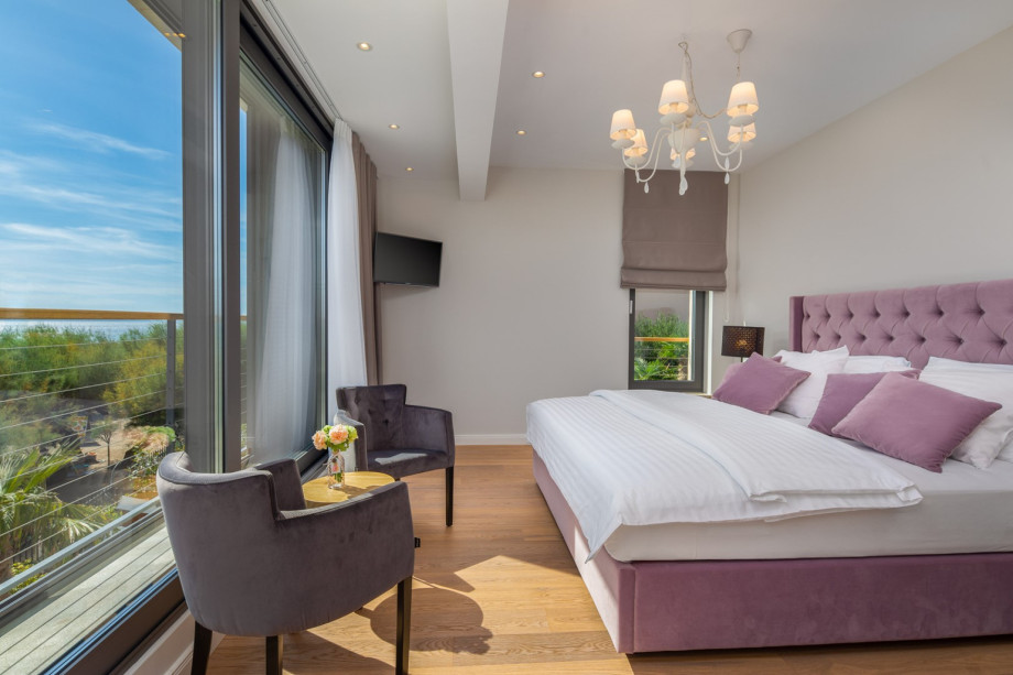 Schlafzimmer Nr. 1 mit offenem Meerblick, Kingsize-Bett 200x220cm und eigenem Bad

