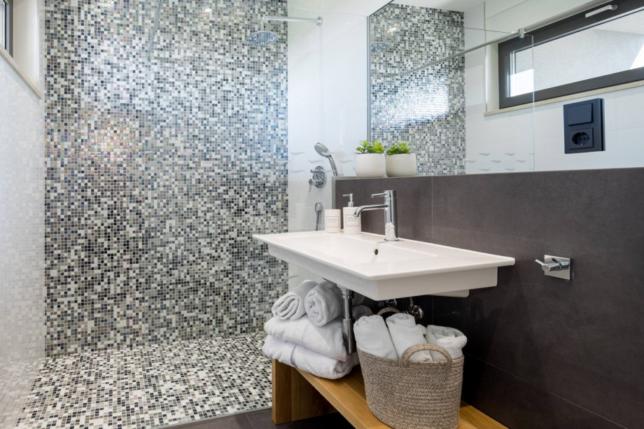 Ensuite-Badezimmer im Schlafzimmer Nr. 2 mit Badewanne und Dusche