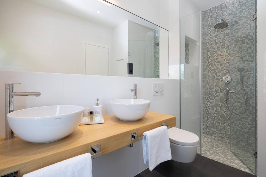 Ensuite-Badezimmer im Schlafzimmer Nr. 3 mit Dusche und zwei Waschbecken