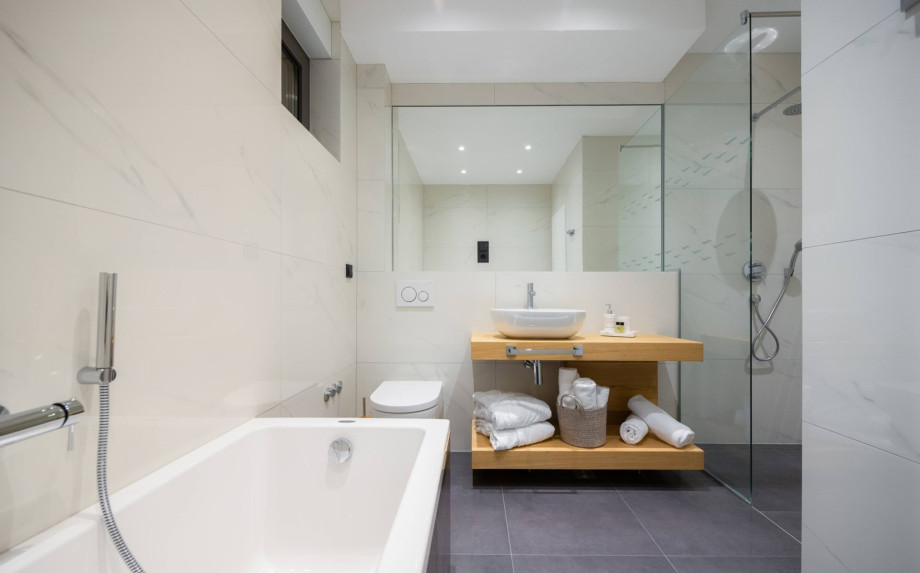 En-suite Badezimmer mit Badewanne und Dusche im Schlafzimmer Nr. 4, Erdgeschoss