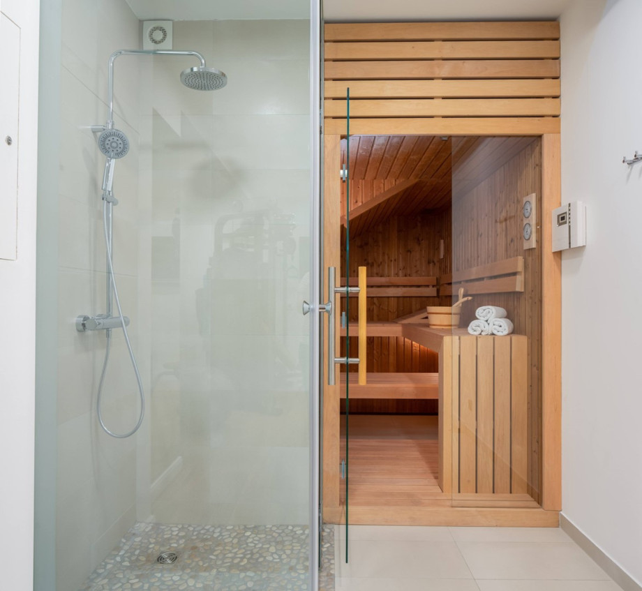 Sauna, shower, gym and TV in one room on the ground floor