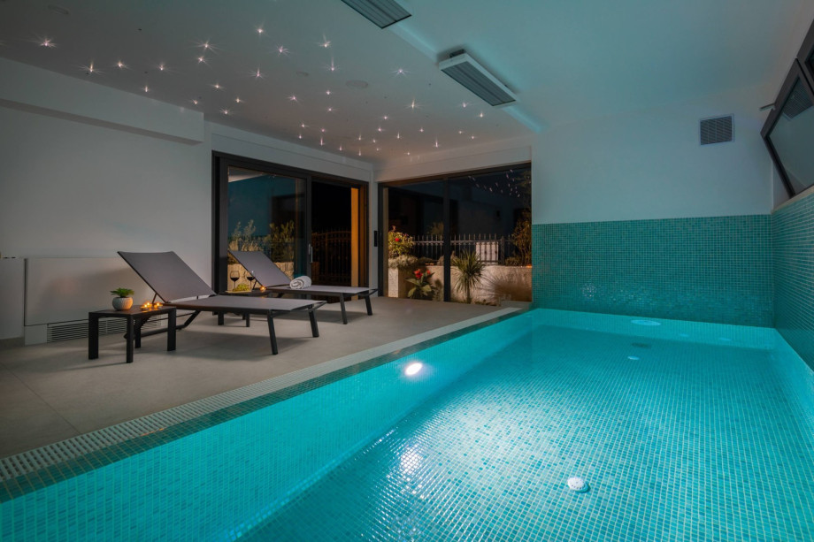 Heated indoor swimming pool with counter-current swimming system