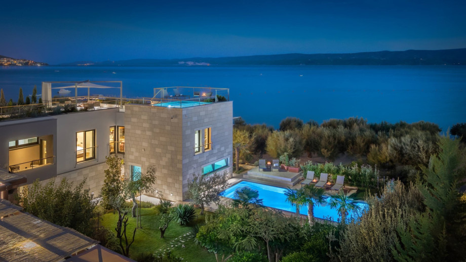 Sorgfältig ausgewählte Lichter auf dem Grundstück machen die Abende angenehm