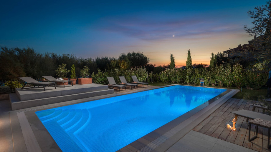 Carefully selected lights at the property make evenings enjoyable