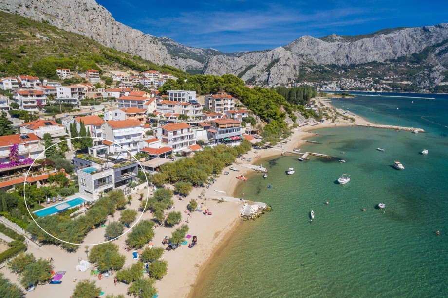 Luxury Villa Flores  located on the sandy beach