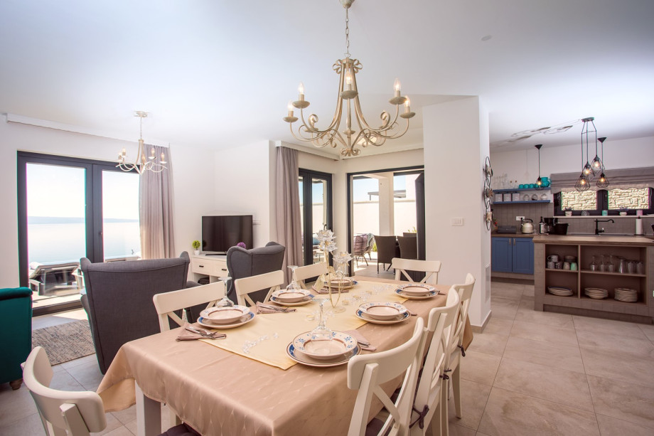 Fully equipped kitchen, dining and living area connected to outdoor dining area