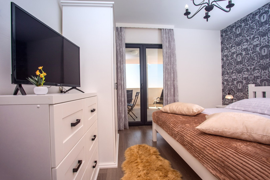 Bedroom No4 with king size bed, exit to terrace (shared with Bedroom No2) with sea and pool view, A/C, TV