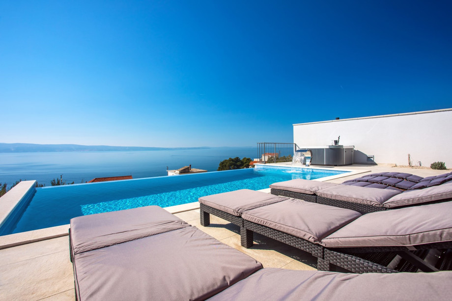 8 deck chairs and opened sea views from infinity pool