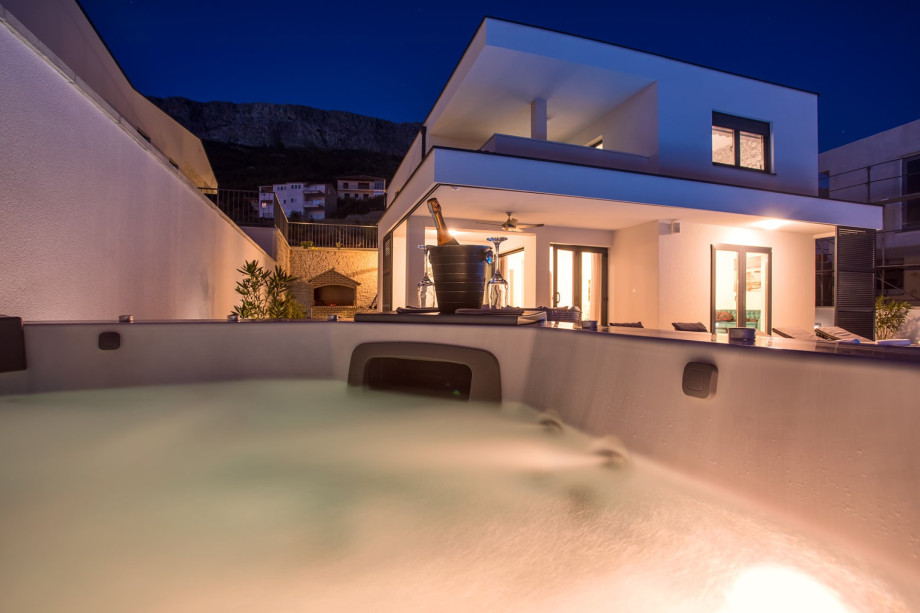 Enjoy the jacuzzi in the evening time