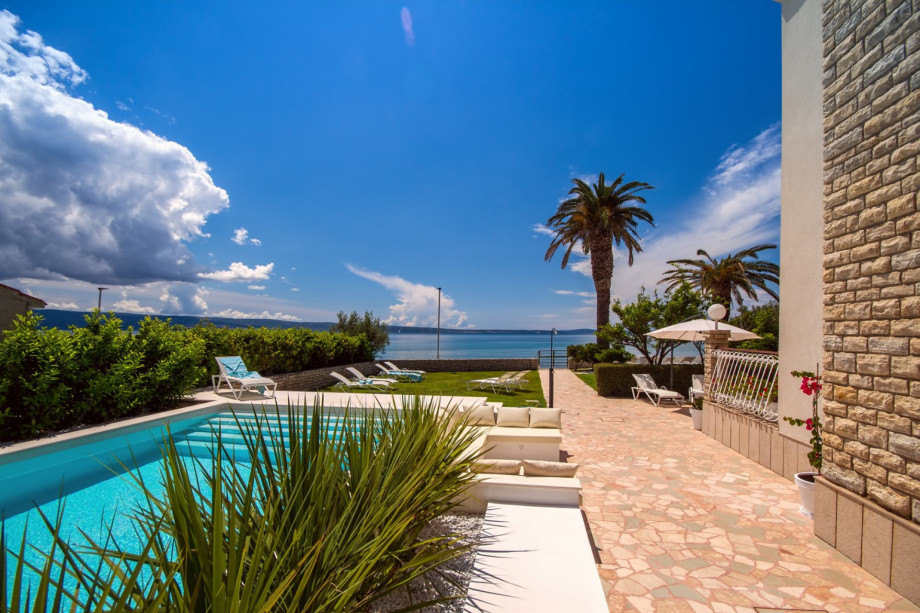 The whole property of 1.195 m2 privately for you