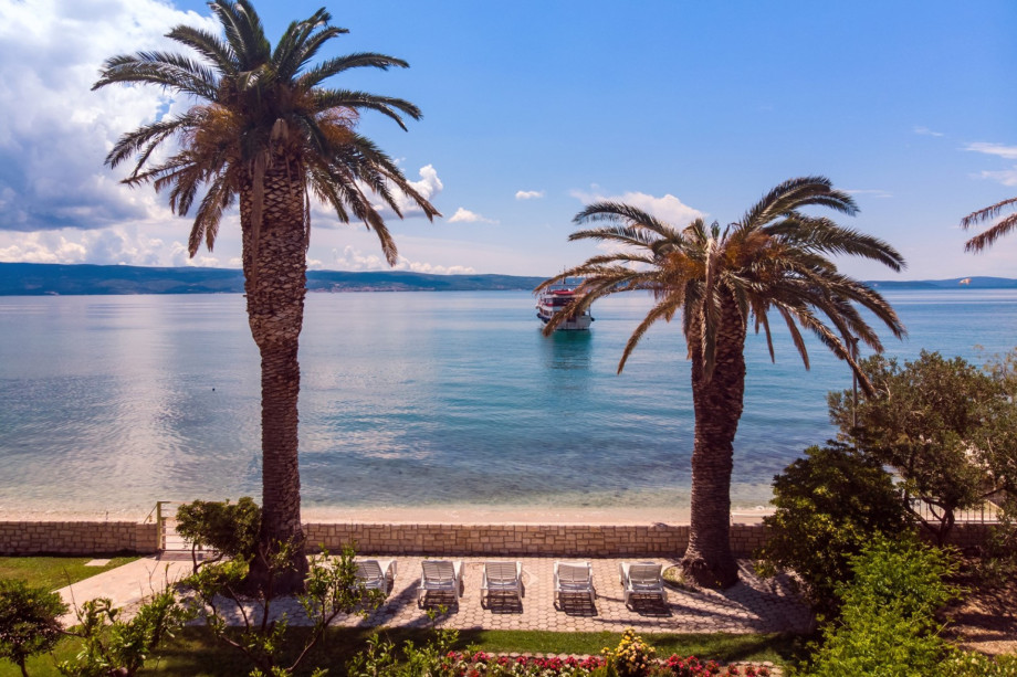 With the stunning beachfront location of Villa Amor, come and enjoy your stay