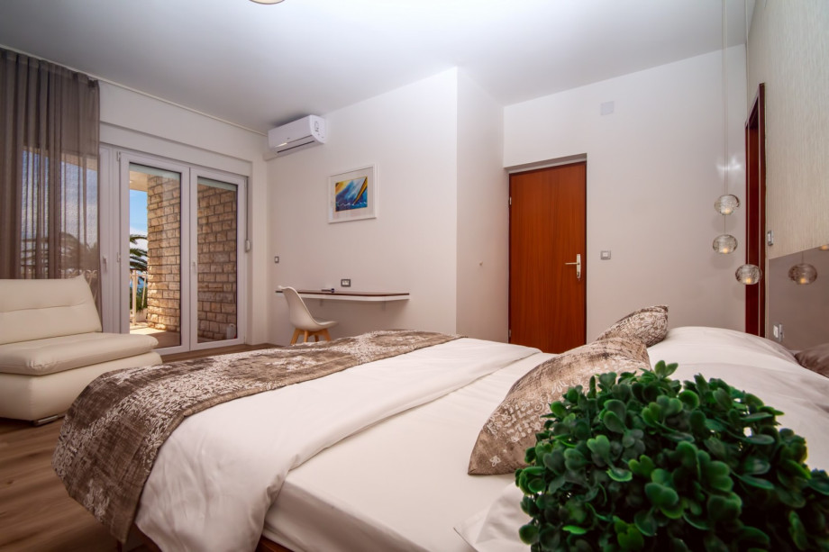 Bedroom No5 with queen bed, sofa bed, balcony, ensuite bathroom