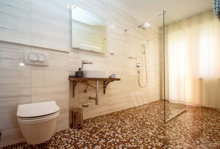 One of 7 ensuite bathrooms with shower