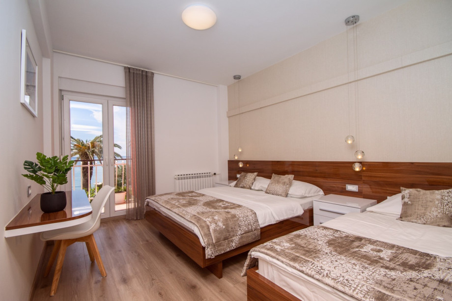 Bedroom No3 with queen bed, single bed, ensuite, balcony, AC