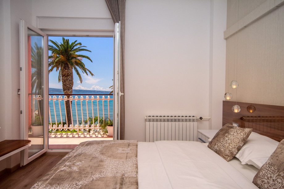 Bedroom No3 with queen bed, single bed, ensuite, balcony, AC