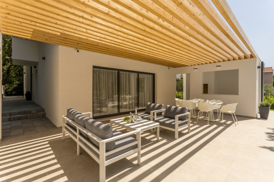 Lesen Sie Ihr Lieblingsbuch in der schattigen Lounge-Ecke
