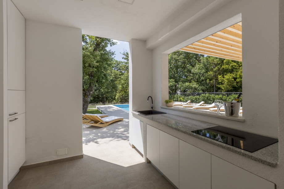 Fully equipped summer kitchen