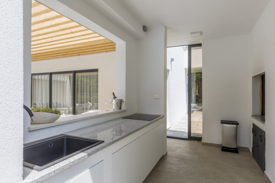 Voll ausgestattete Sommerküche