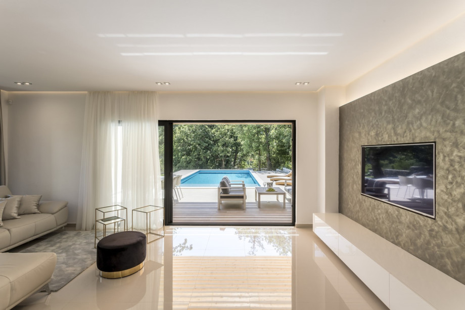 A living room with smart TV, a sofa, A/C, free WiFi, NETFLIX, Lego cubes...