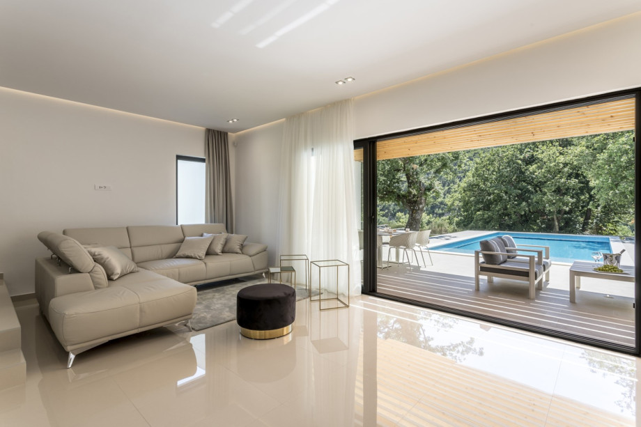 Glass walls with direct approach from the living room toward pool area