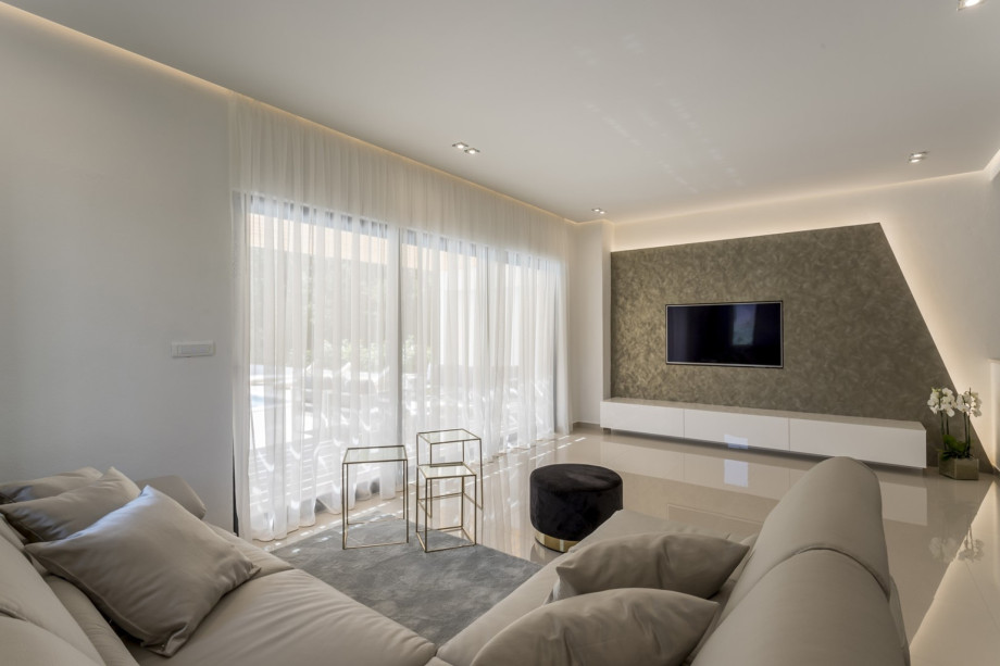 Ein Wohnzimmer mit Smart-TV, Sofa, Klimaanlage, kostenfreiem WLAN, NETFLIX, Legowürfeln ...
