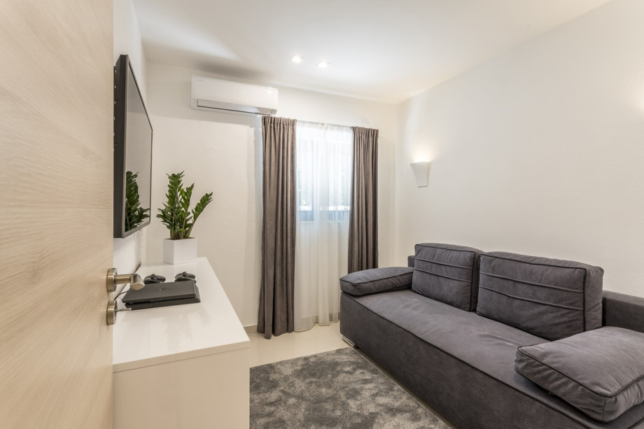 Playroom with TV, PS4, several video games, air-condition and a sofa bed 160x200