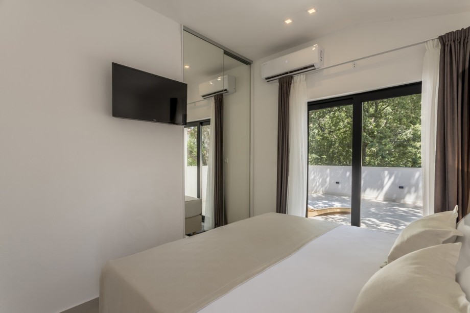 Schlafzimmer Nr. 1 mit Kingsize-Bett 180 x 200 cm, Klimaanlage, Fernseher, Balkon und Terrasse
