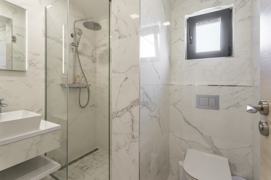 Ein geräumiges Familienbadezimmer Nr. 2 mit Dusche, erster Stock
