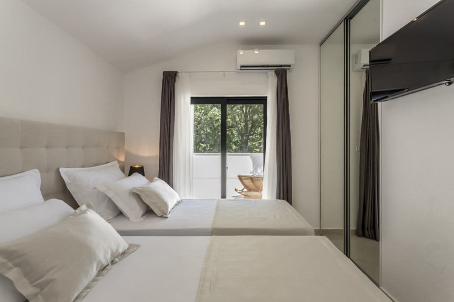 Bedroom No4: king-size bed 180x 200(can open to 2 single beds), A/C,  TV , balcony