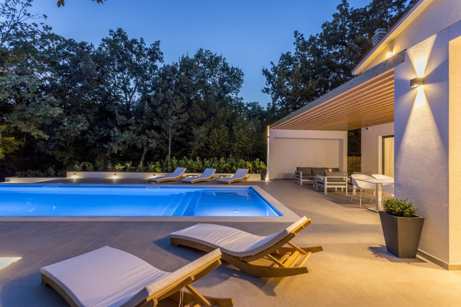 Besuchen Sie uns in Mitteldalmatien, wo Meer, Berg, Fluss sich zu einer einzigartigen Landschaft vermischen
