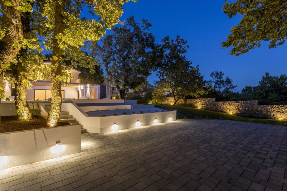 Gesicherter Parkplatz auf privatem Grundstück, eingezäunt
