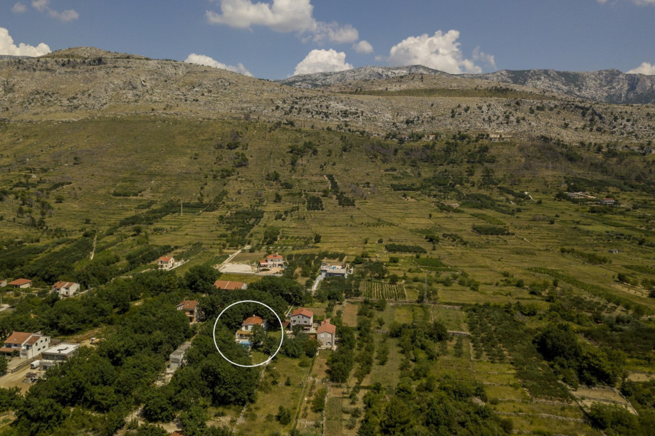 Marked location of the villa, at the end of the village in quiet surroundings