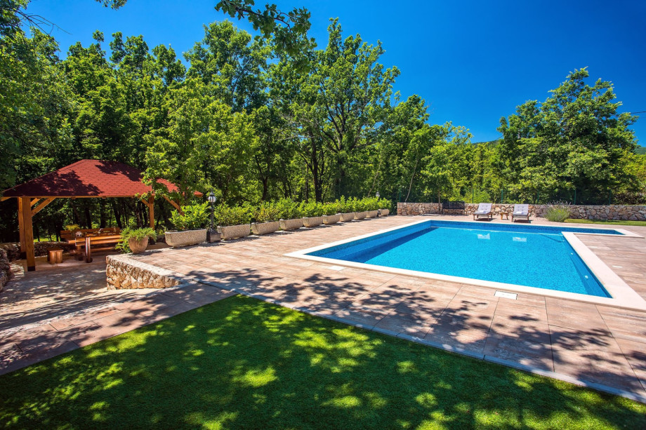 Private 55 sqm swimming pool with spacious sun deck area with 11 deck chairs