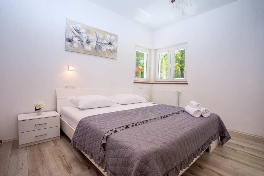 Bedroom No1 with king-size bed 180x200cm, en-suite bathroom with shower