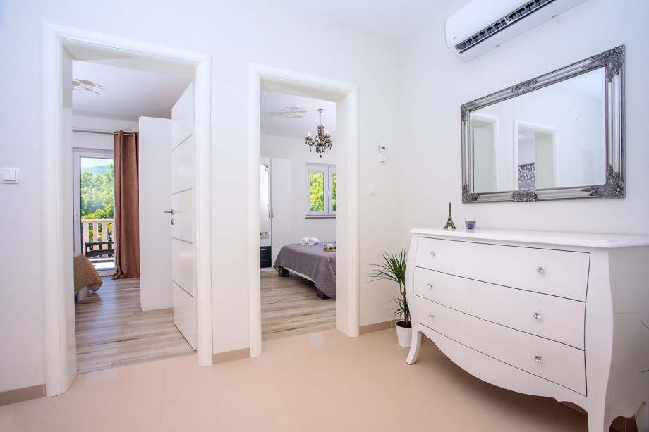 Hall on the 1st floor in front of the bedrooms, air-condition