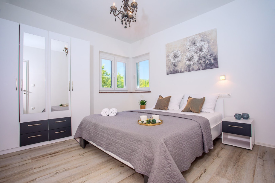 Bedroom No2 with a king-size bed 180x200cm, en-suite Bathroom No2 with a shower