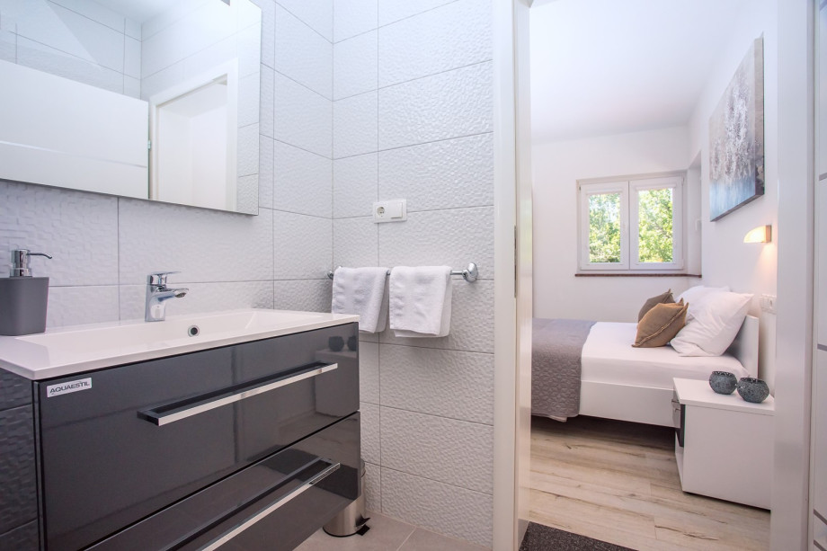 En-suite Bathroom No2 with a shower