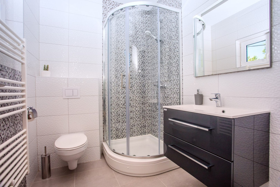 En-suite Bathroom No2 with shower